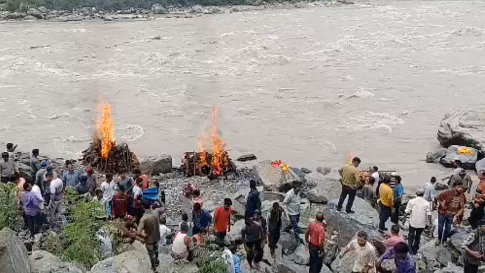 Chamoli Electric Current Accident 11 people Funeral Together on alaknanda river and painful photos