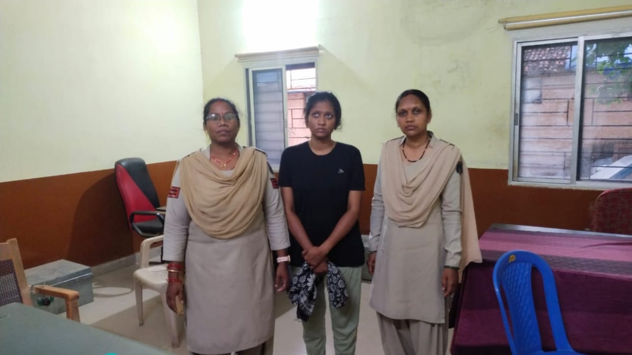 Girl arrested for stealing doctor's degree and practicing in private hospital in ambikapur