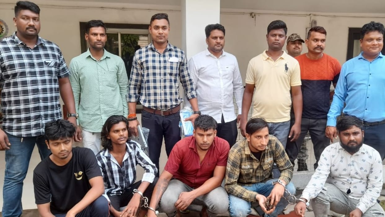 Durg police arrested six accused running online satta from Kolkata