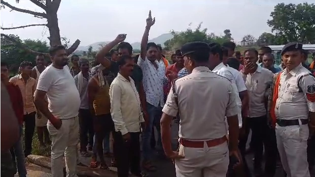 Youth commits suicide after police threatened to implicate him in false case in balrampur