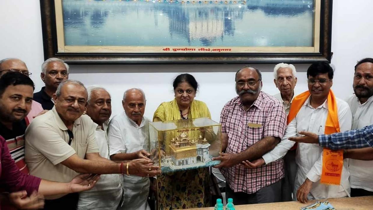 Union Home Minister Amit Shah's wife reached Amritsar with family