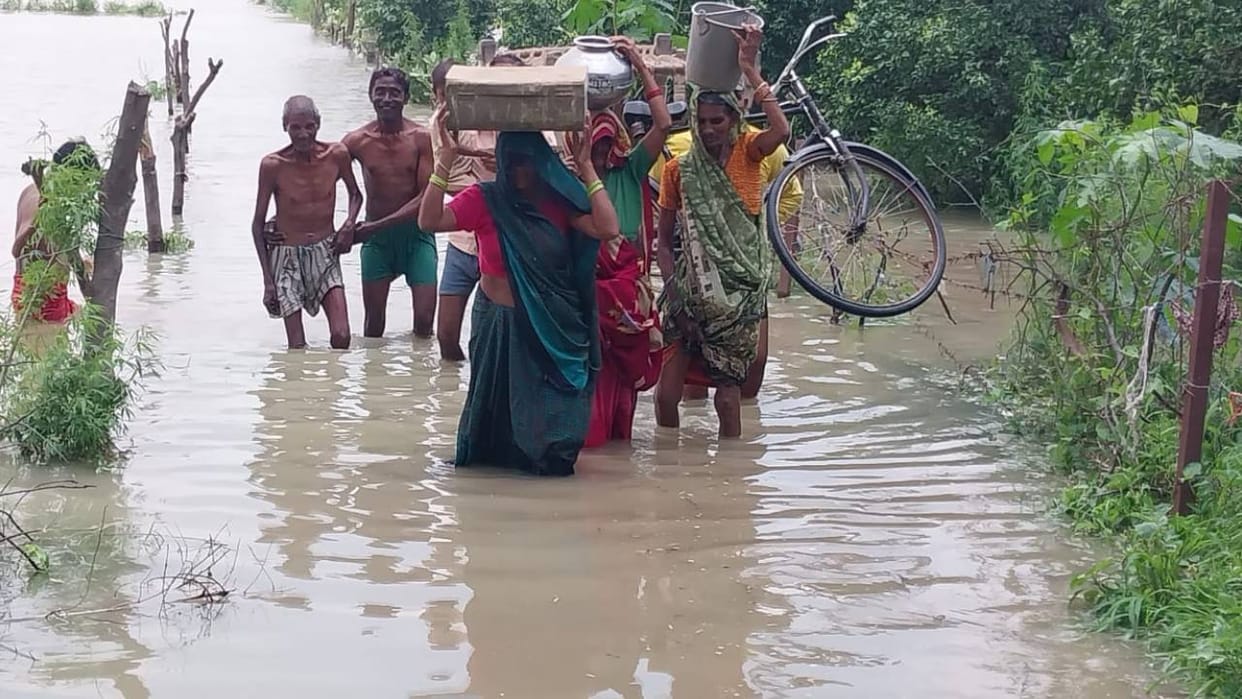 Seeing decreasing water level of Yamuna in Agra people are now returning to their homes