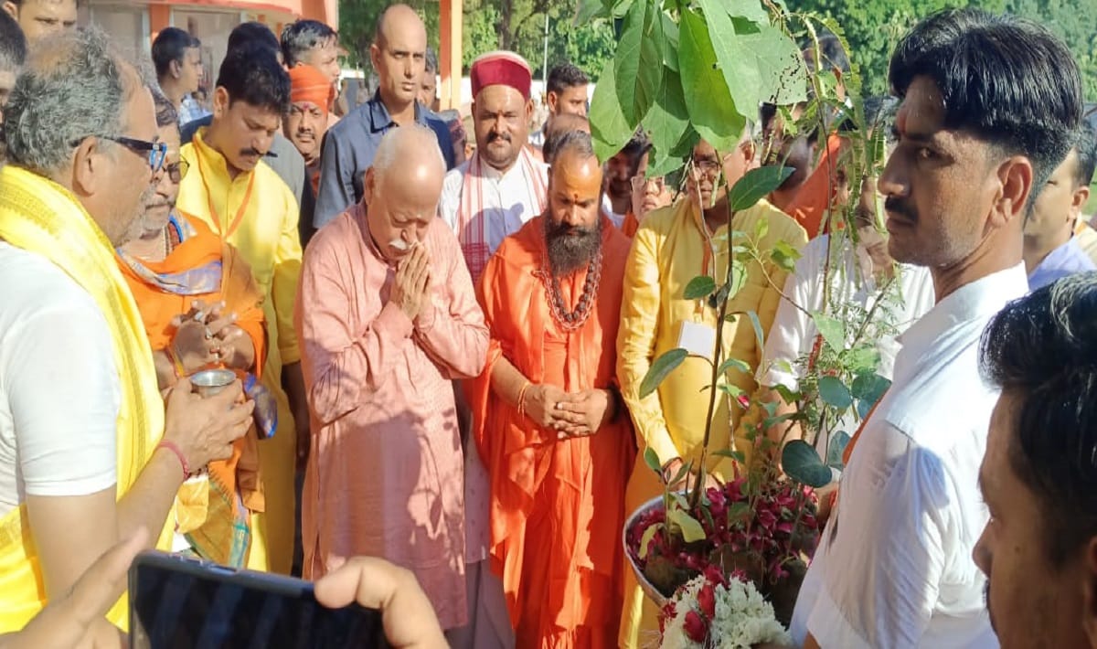 RSS chief Mohan Bhagwat planted 11 types of plants in Siddhapeeth Hathiyaram Math ghazipur