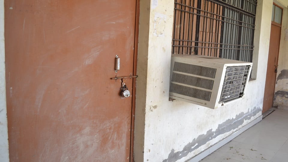 condition of Hathras Government District Library made of 44.90 lakhs is pathetic