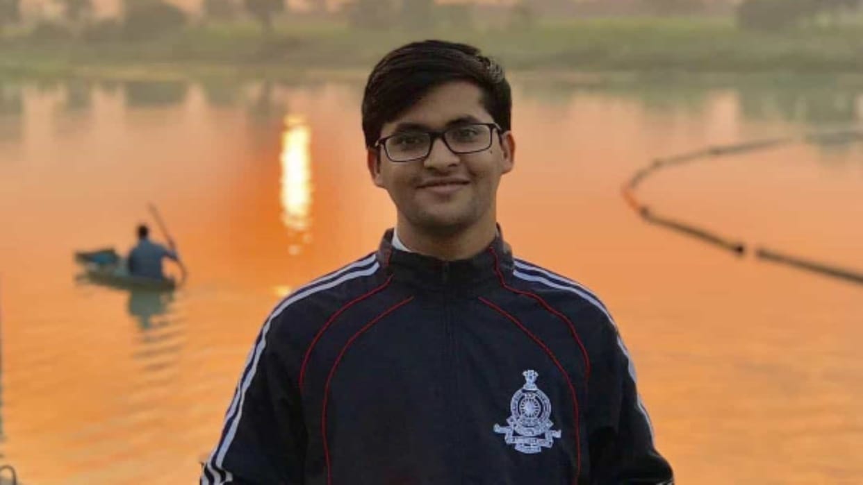 success story of an auto rickshaw driver son ias ansar shaikh who got 361 rank in upsc exam