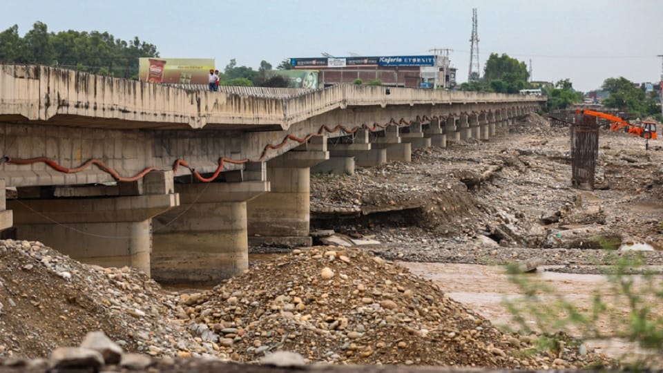 Jammu-Pathankot highway closed for the second day, warning of heavy rain in some parts today