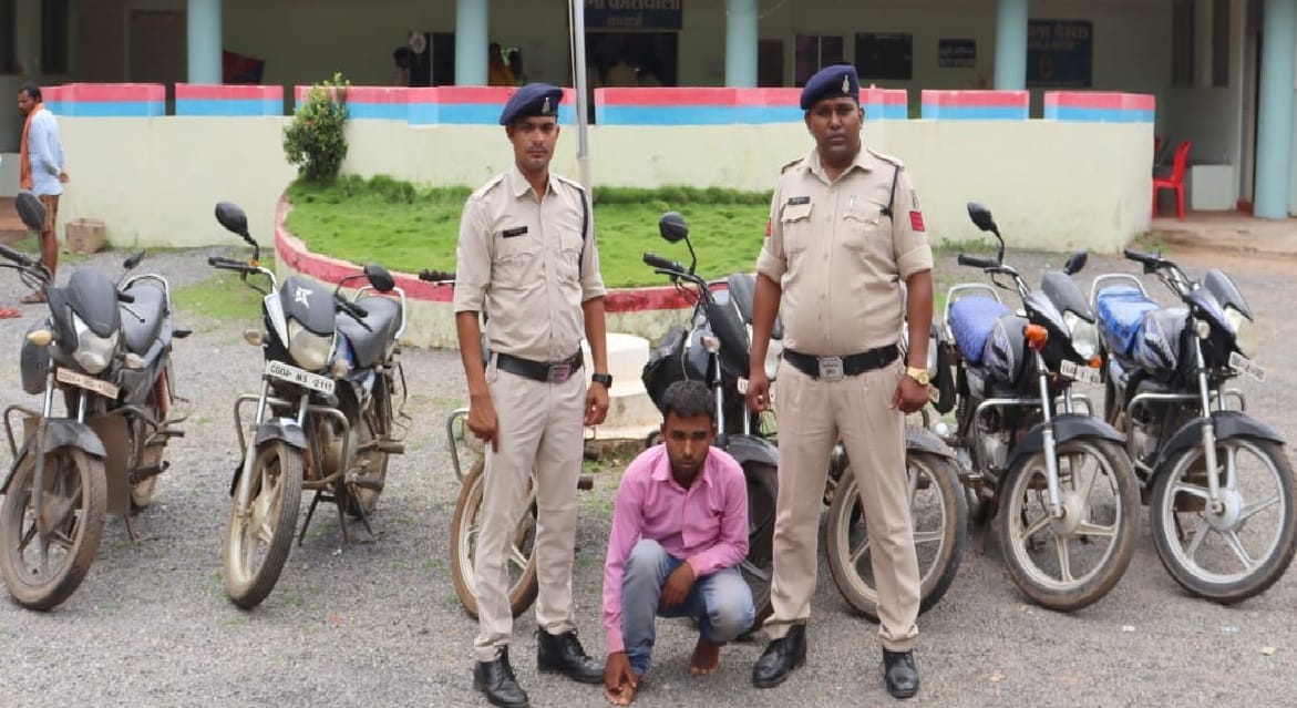 Police arrested bike thief in Kabirdham