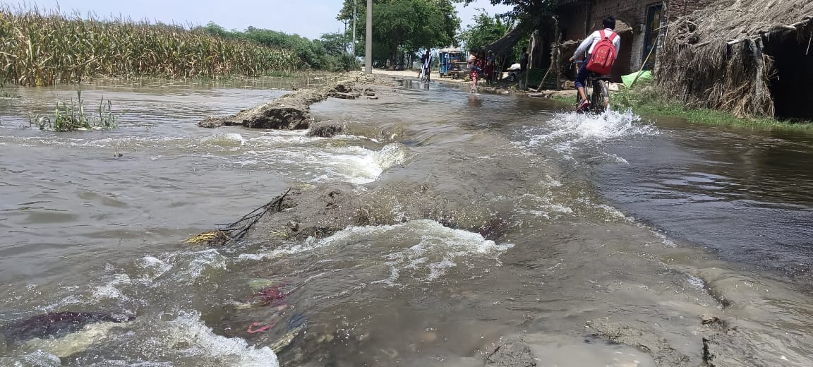 Flood in Farrukhabad, Ganga reached the danger mark, water entered the city as well, cut off contact with vill