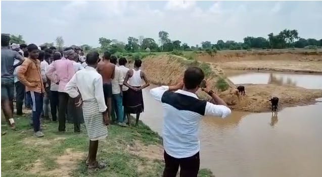 Four innocent people died by drowning in a pit filled with water in hardoi, all four were playing on the roads