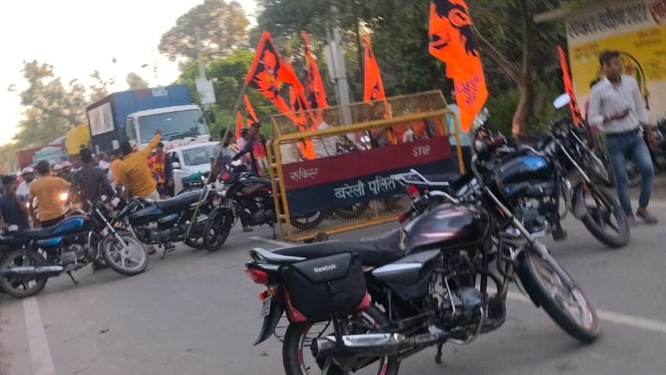 stones pelted on kanwariya angry crowd blocked the road outside police station