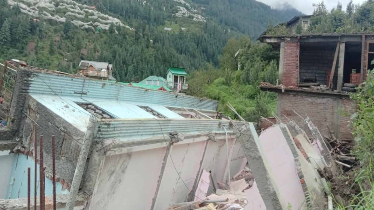 Girl died of landslide in rohru shimla, boulders fall on car, three injured