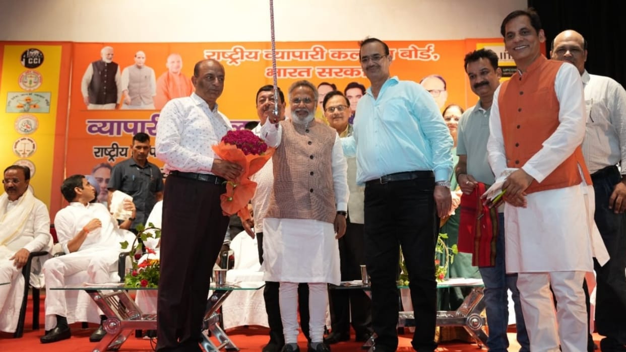 Textile businessmen meets to chief of Uttar Pradesh Vyapari Kalyan Board.