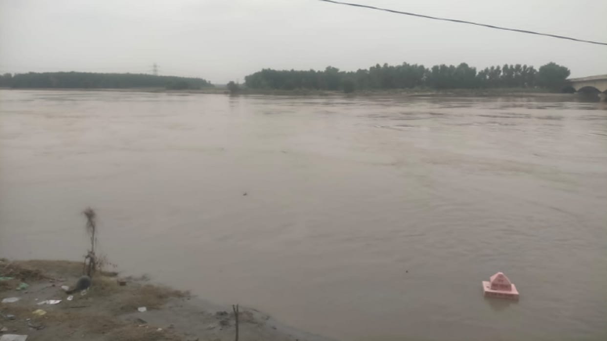 Five children drowned in Yamuna river and one saved but a died, searching for other three