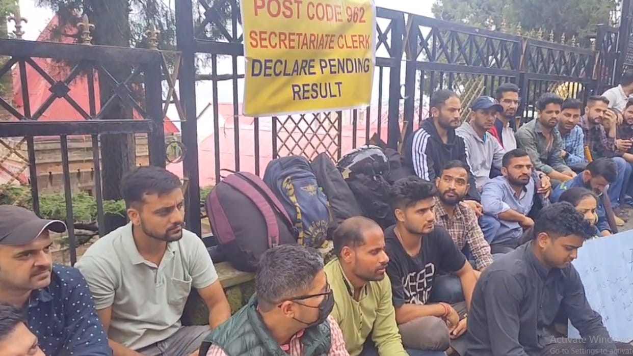 himachal pradesh secretariat clerk bharti post code 962 result not declared candidates protest in shimla