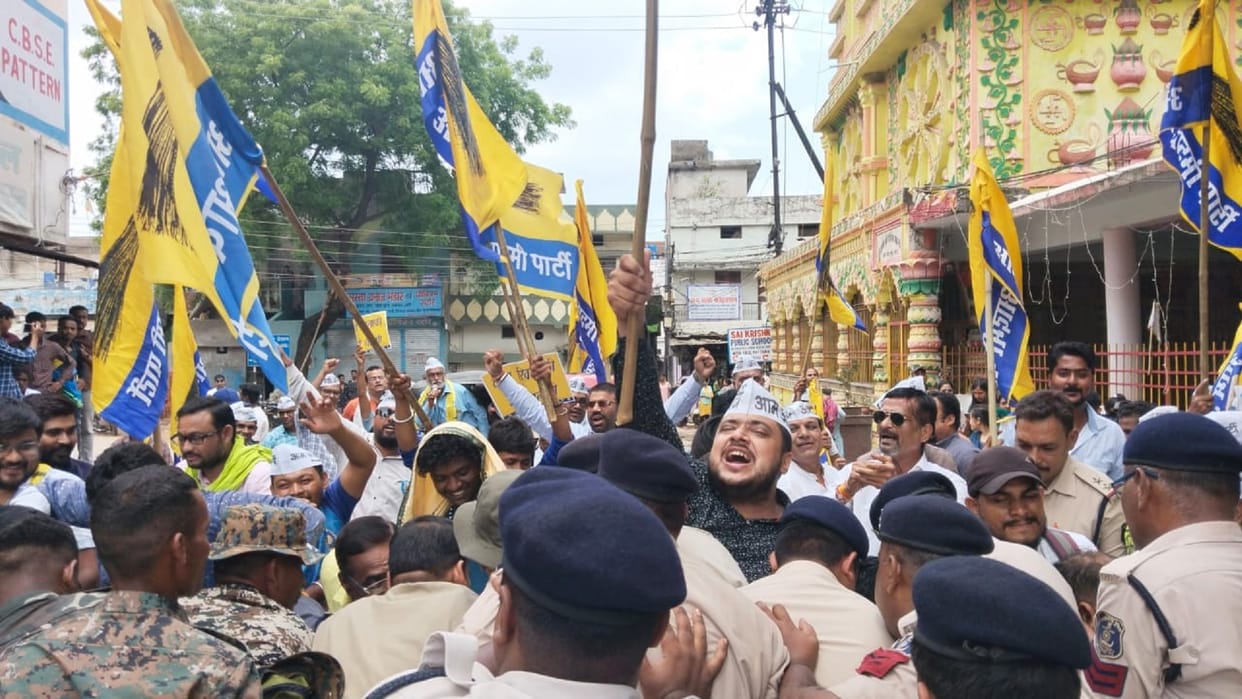 Chhattisgarh 'AAP' protests against fertilizers and seeds black marketing,  surrounds Agriculture Minister's b