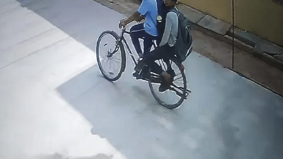 Twin brothers stabbed for refusing lift from cycle both returning home from school in Shahbad Dairy delhi