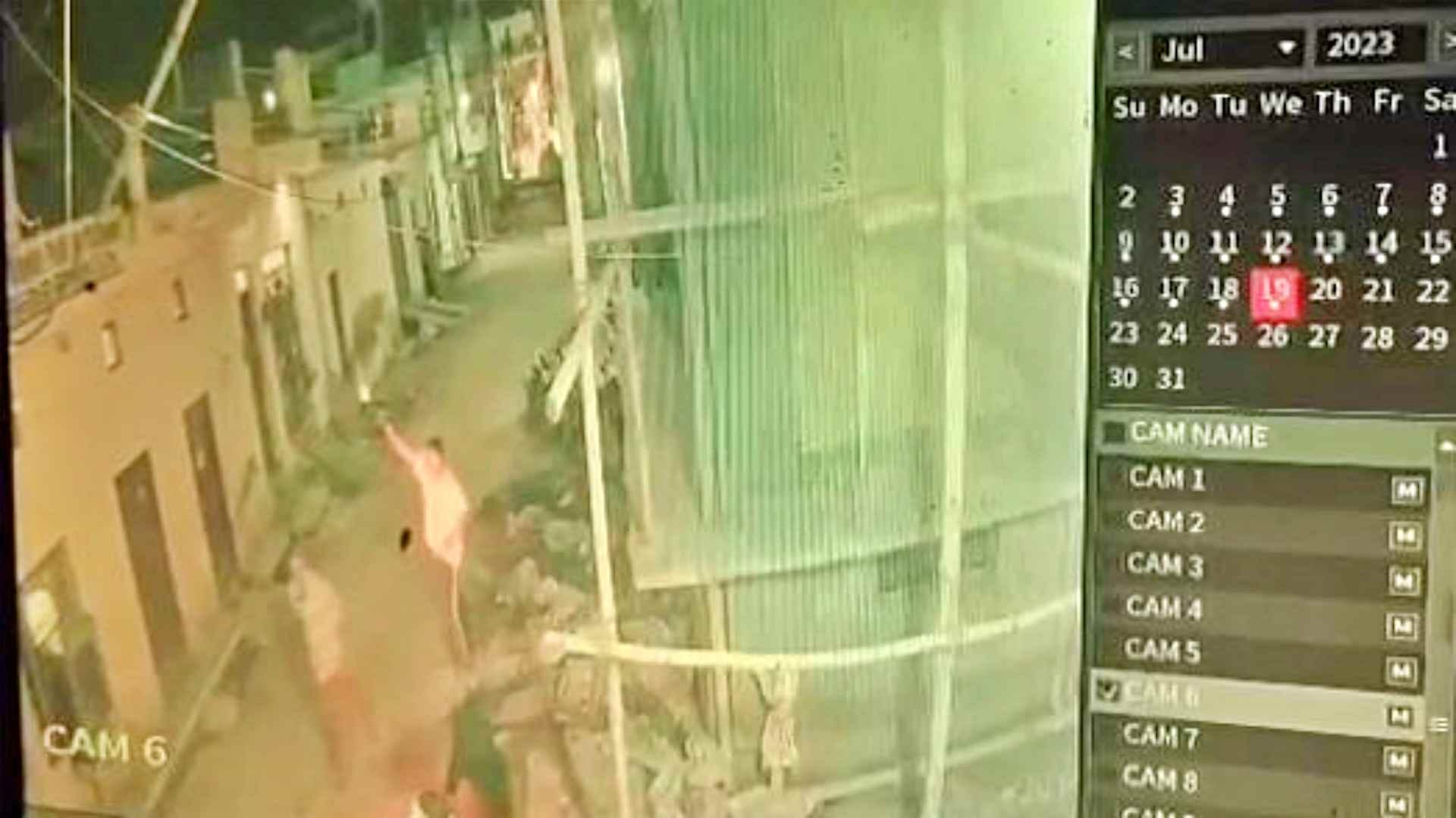 सरेआफ फायरिंग करते युवक सीसीटीवी में कैद।
