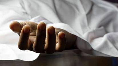 हादसा : उत्तरी दिल्ली में टाटा एस ने झुग्गी के बाहर सो रहे पांच लोगों को कुचला, मासूम सहित दो की मौत, तीन घायल Delhi: Two died in a road accident. three injured