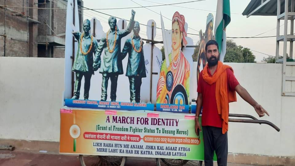 man left Odisha for Delhi on foot Demanding that revolutionaries be declared national heroes