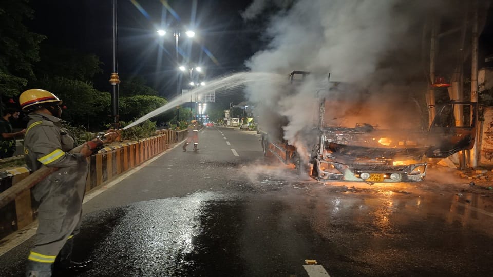 Truck loaded with wheat caught fire on hospital road in bareilly