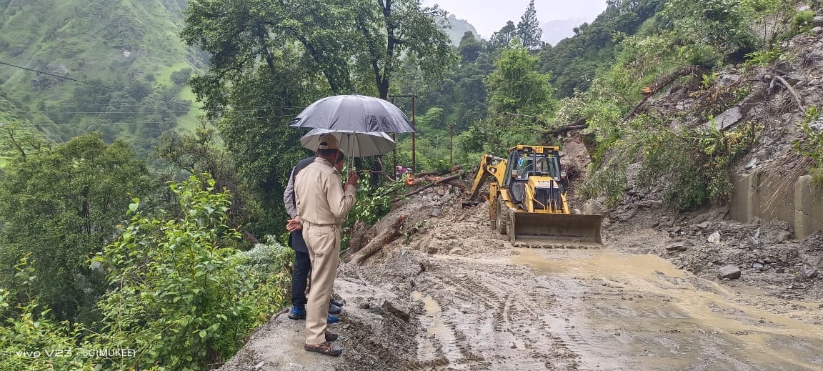 Uttarakhand Weather News Heavy rainfall Yellow alert in many districts roads closed All Update