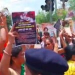 प्रियंका गांधी को पर्चे दिखातीं राजस्थान से पहुंचीं महिलाएं।
