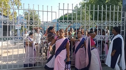 ASHA workers locked PHC gate, also closed main gate of Sadar Hospital in Nalanda; on indefinite strike