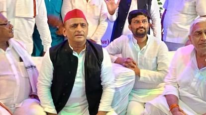 Akhilesh Yadav said in India young leader is also the face of PM, talk about Anna animals in Bundelkhand not S