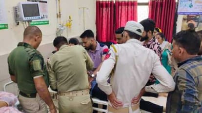 जम्मू-कश्मीर: रियासी में सेल्फी लेते समय महिला खाई में गिरी, युवकों ने बमुश्किल बचाई जान, गिरने से कंधा टूटा Jammu Kashmir: While taking selfie in Reasi woman fell into ditch, youth barely saved her life