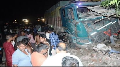 Uncontrollable truck entered the house, brother-in-law and sister-in-law died, many relatives buri