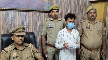 police arrested youth who used to blackmail girls by posing as fake officer of cyber cell