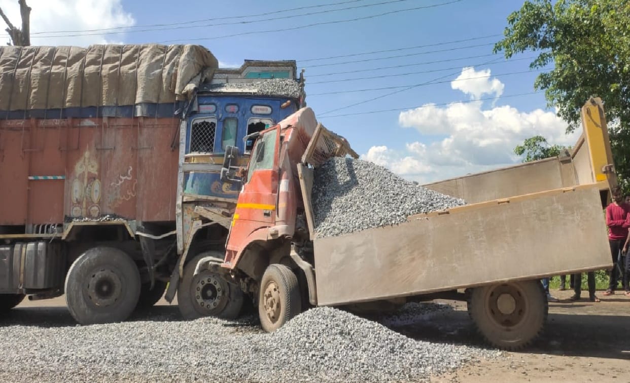Mini truck driver killed in collision between truck and mini truck in Ambikapur