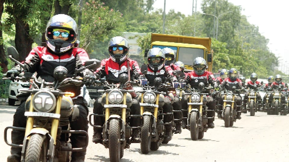 Bike team women army personnel came pay tribute bravehearts of Kargil, grand welcome Jammu