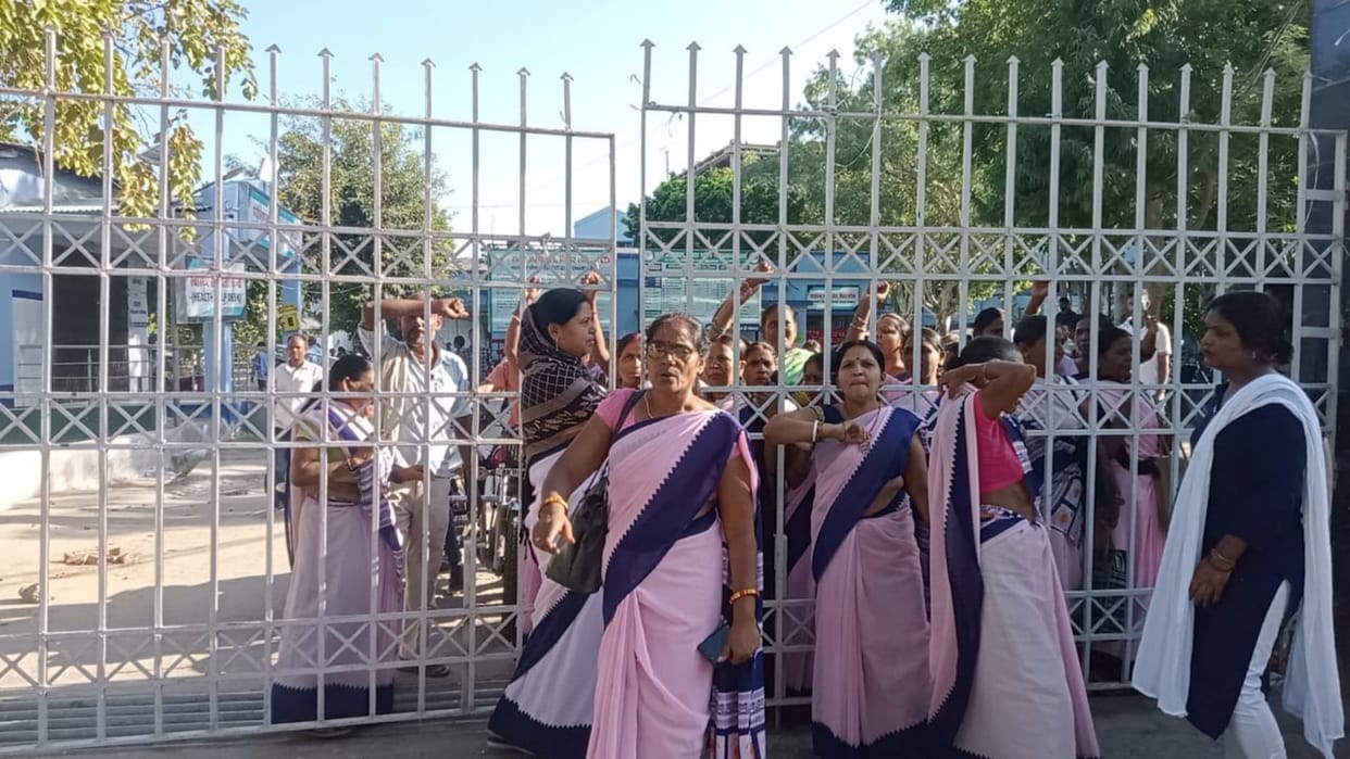 ASHA workers locked PHC gate, also closed main gate of Sadar Hospital in Nalanda; on indefinite strike