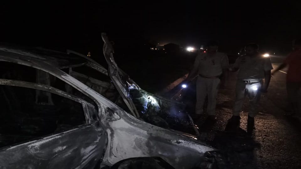 Car caught fire on the highway people saved the couple life in bareilly