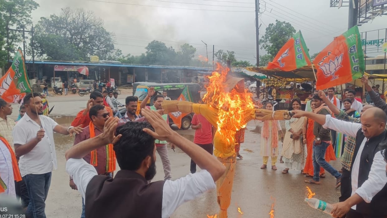 accusing Congress government of corruption BJP burnt CM effigy in bijapur