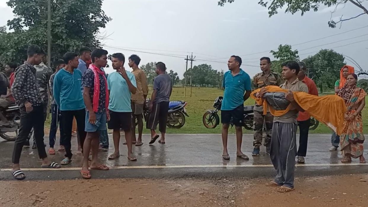 Angry people blocked road on child death due to negligence in treatment in ambikapur