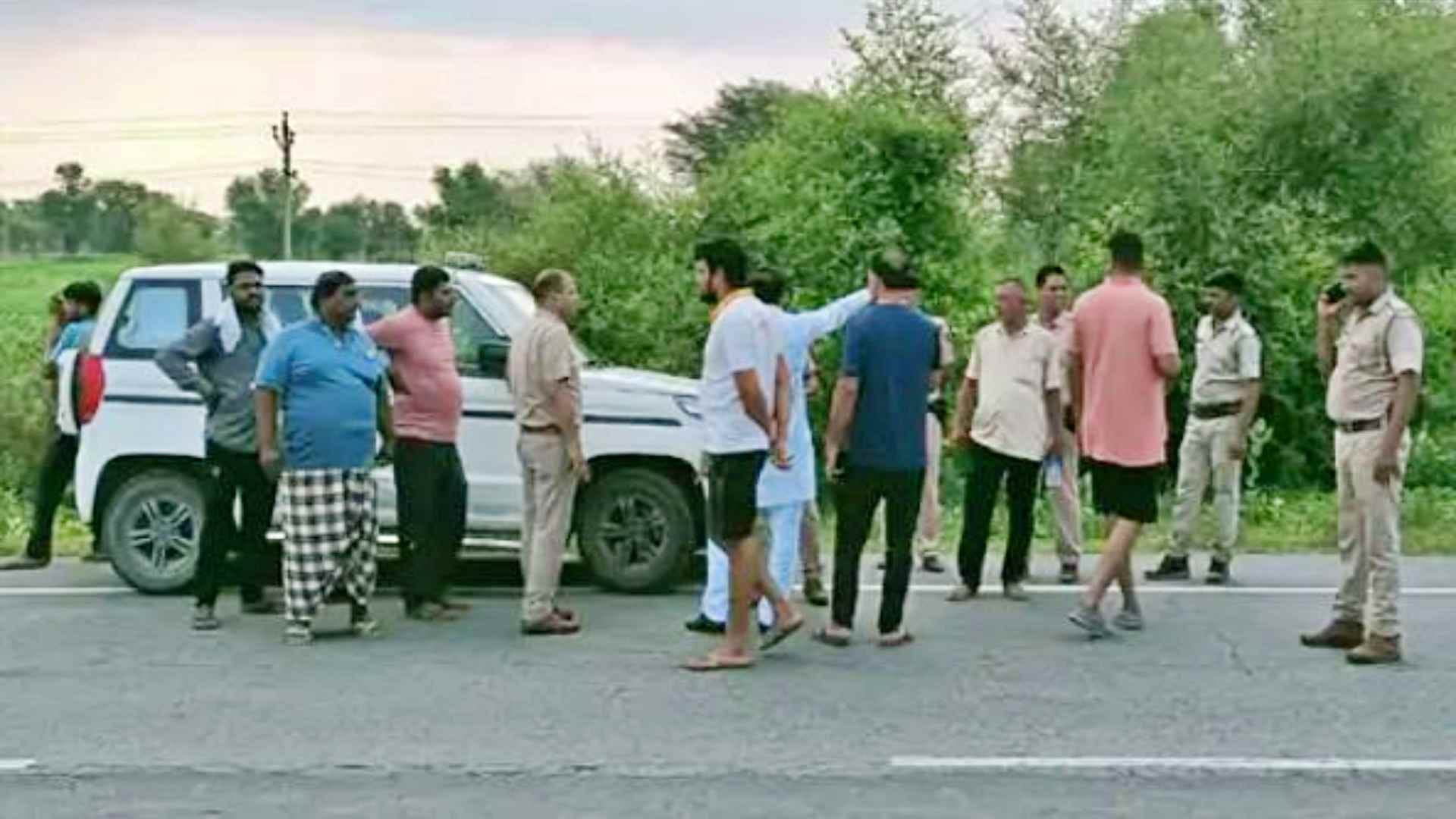 डकैतों की तलाश में खेतों में सर्च ऑपरेशन चलाती पुलिस।