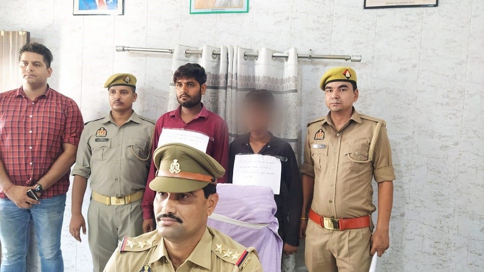 minor truck driver and his patener surrender in police station who tried to kill daroga by crushing with truck