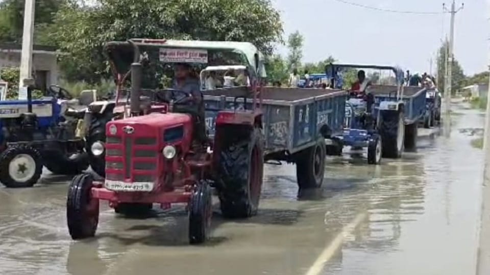 Traffic stalled on the state highway due to flood water in shahjahanpur
