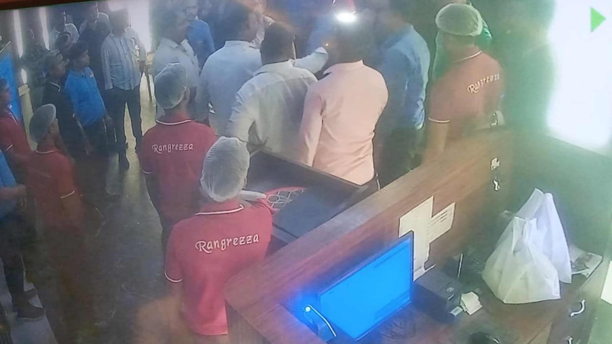 Fight between advocates and Rangreja restaurant workers for food money