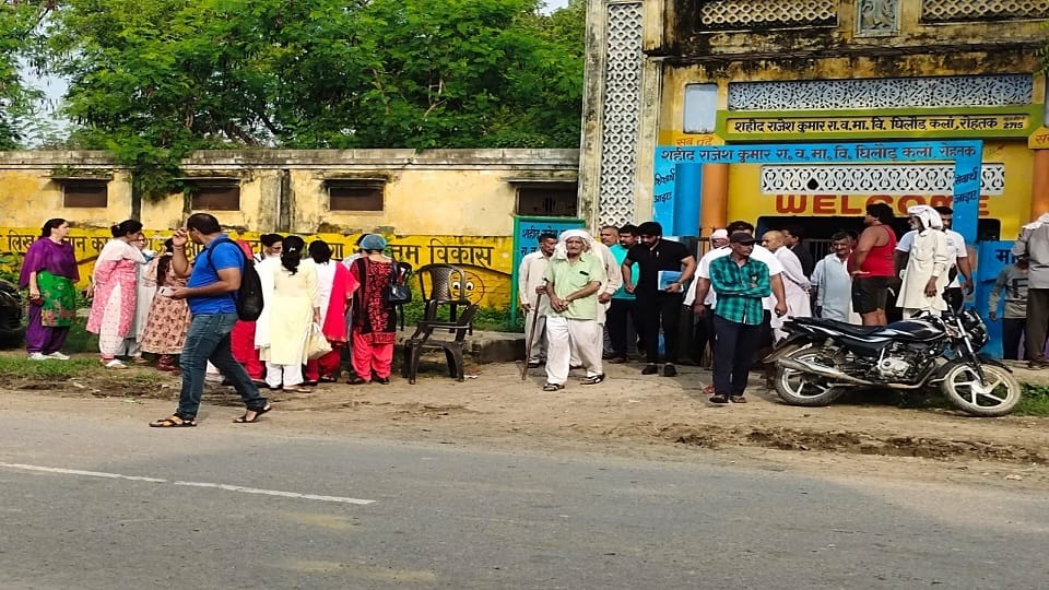 Villagers locked school in Ghilaud Kalan of Rohtak, said - will set up children classes on highway