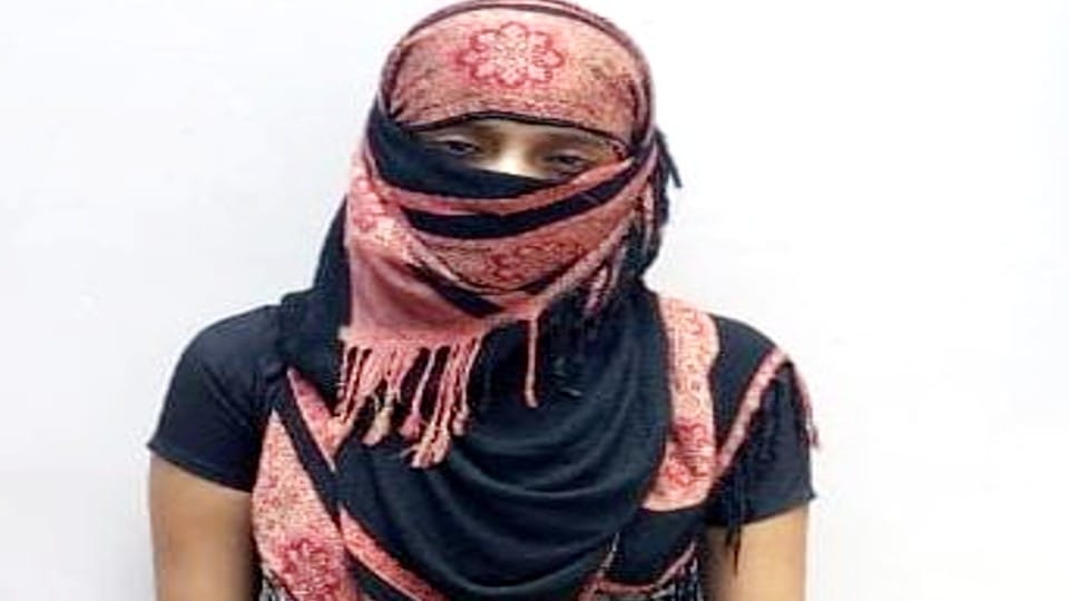 police arrested girl of honey trap gang who responsible for doctor death