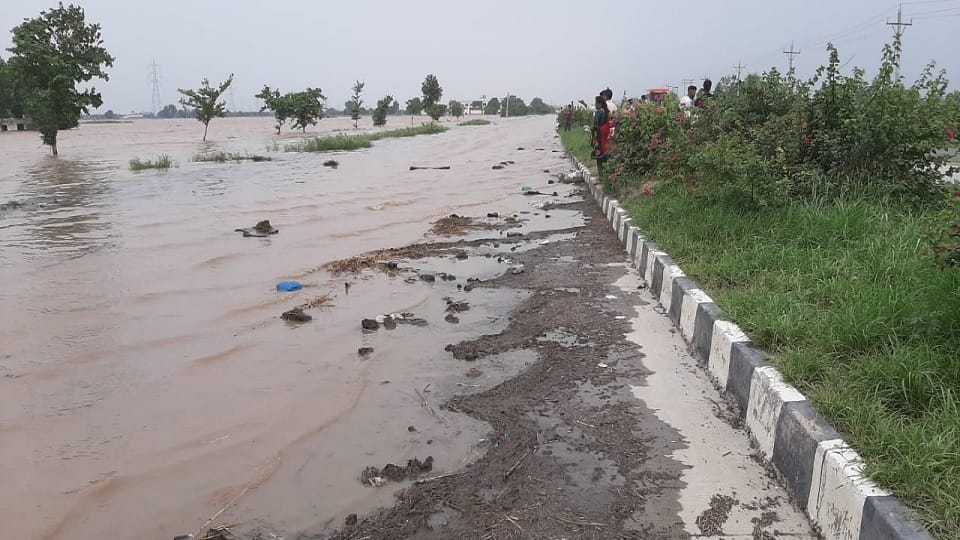 Siphon broke late night on Ratia Road in Fatehabad, people clashed near Jhar Saheb