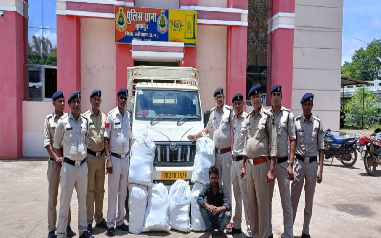 Police arrested smuggler with ganja in Kabirdham