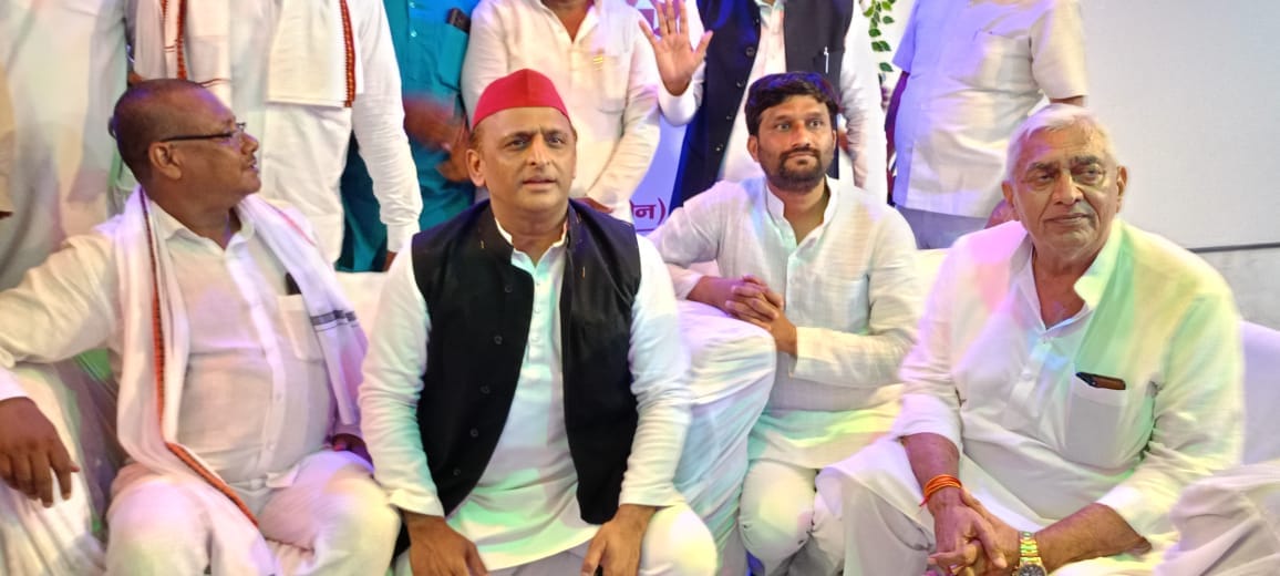 Akhilesh Yadav said in India young leader is also the face of PM, talk about Anna animals in Bundelkhand not S