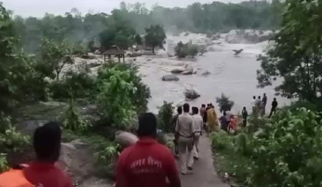Man died due to drowning in Devpahari waterfall in korba