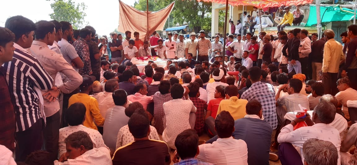 Farmer died after consuming poison, Patidar society and farmers did a trickle by keeping the dead body