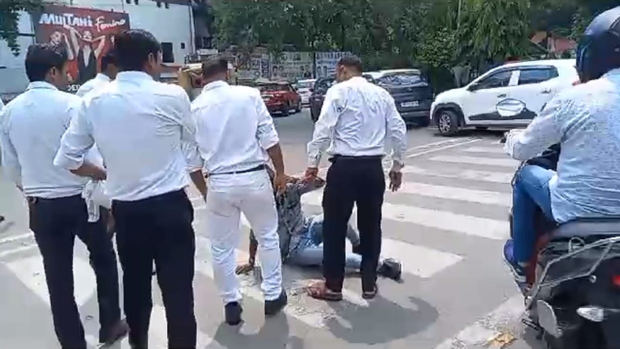 Meerut News: Advocates have beaten the young man after fall on the road