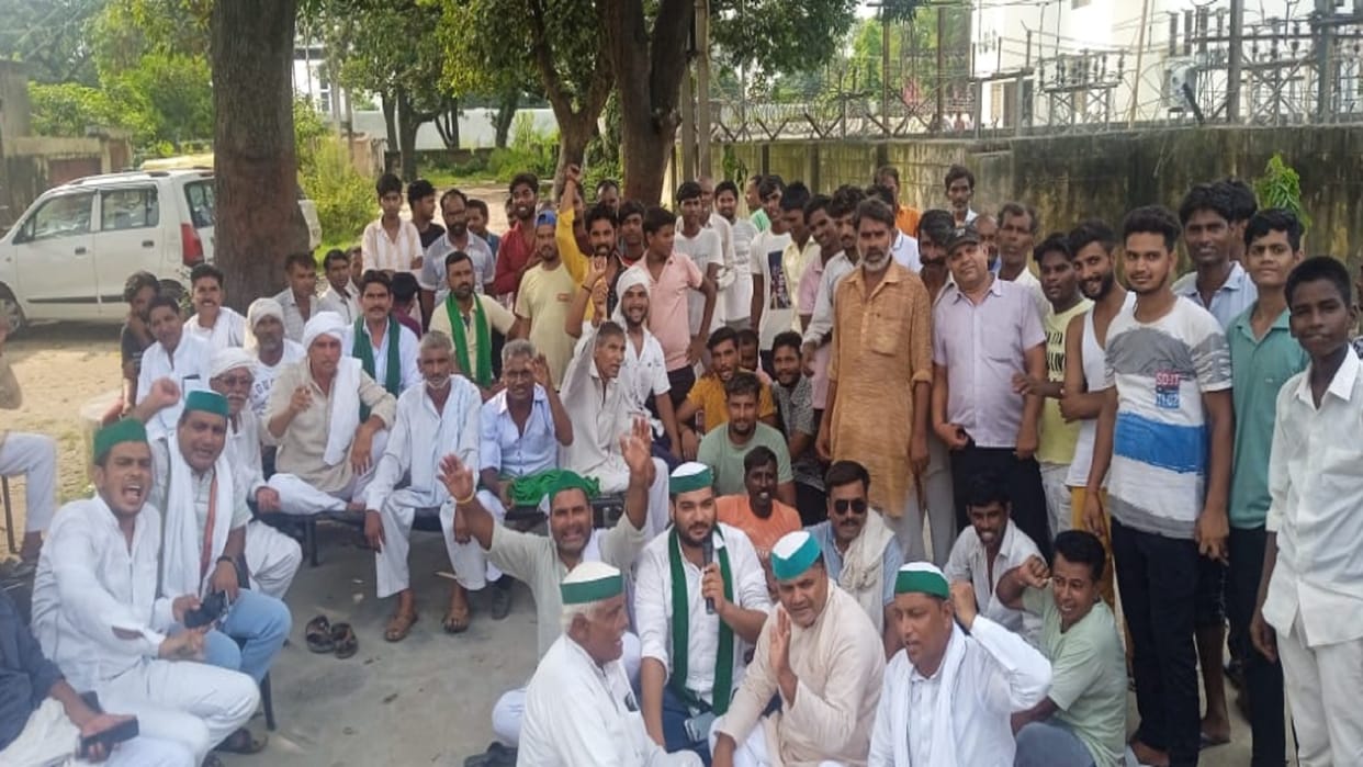 Shamli: Bhakiyu workers threatened against electricity meter, SE fell from chair